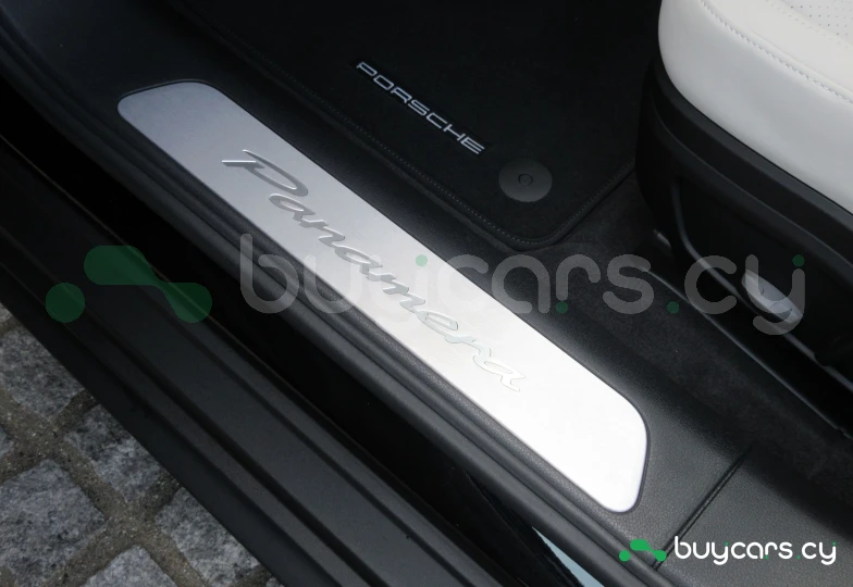 Porsche Panamera Черный