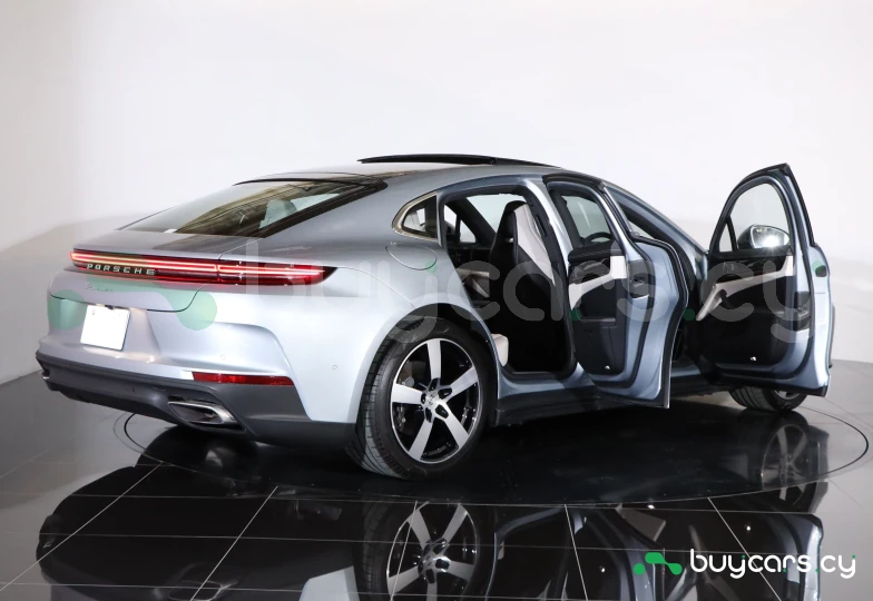 Porsche Panamera Серый