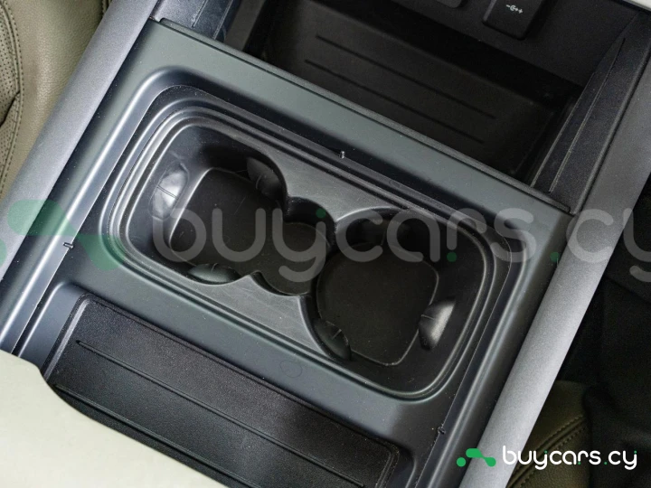 Land Rover Defender Зеленый