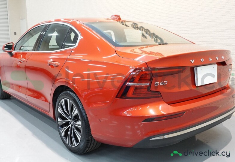 Volvo S60 Красный
