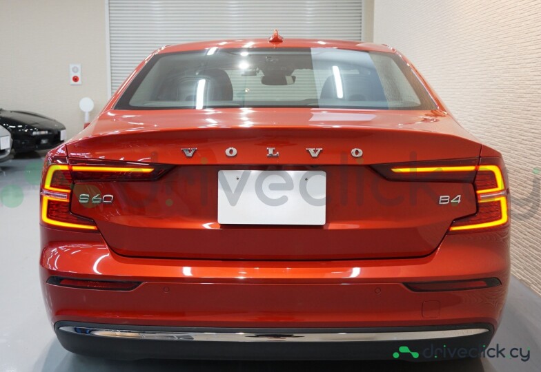 Volvo S60 Красный