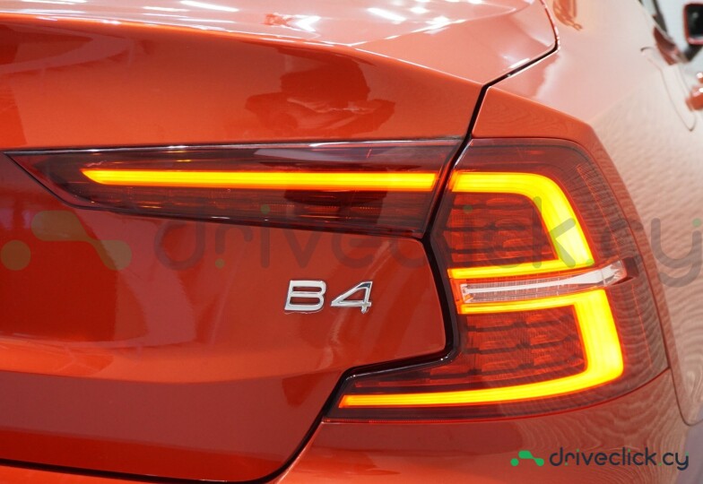 Volvo S60 Красный