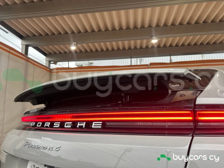 Porsche Panamera Белый