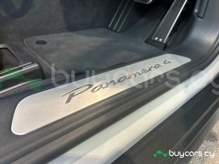 Porsche Panamera Белый