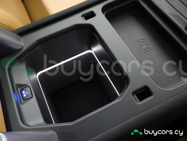 Land Rover Defender Black