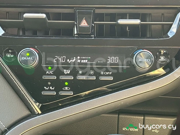 Toyota Camry Белый