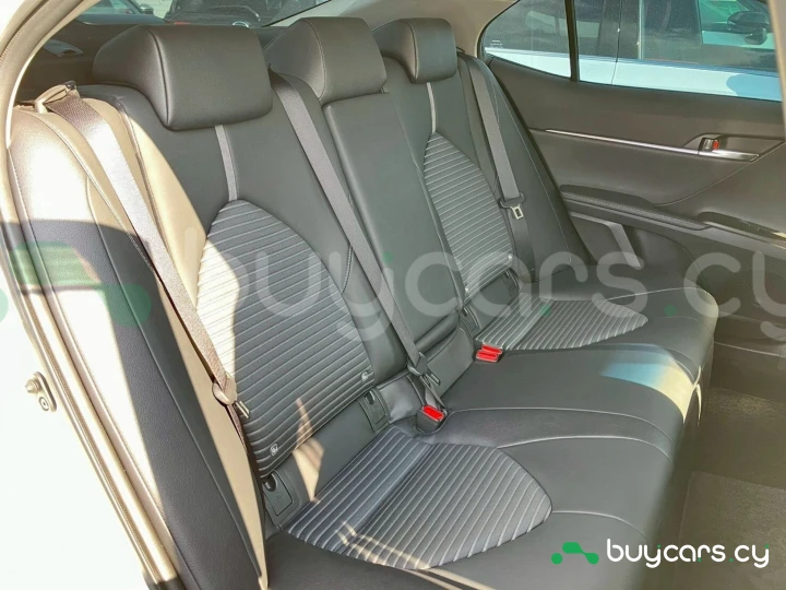 Toyota Camry Белый