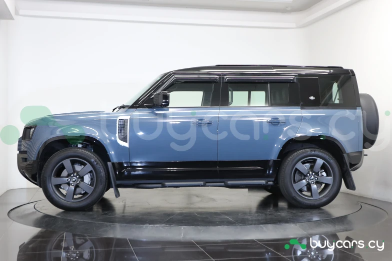 Land Rover Defender Синий