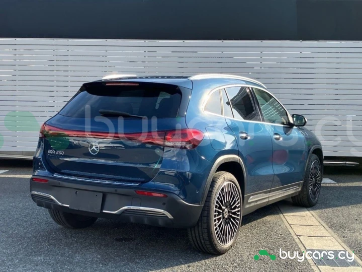 Mercedes EQA Синий