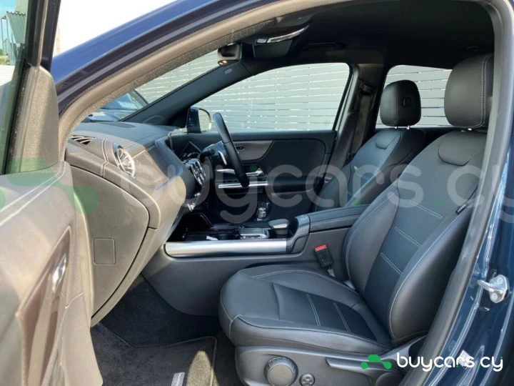 Mercedes EQA Синий