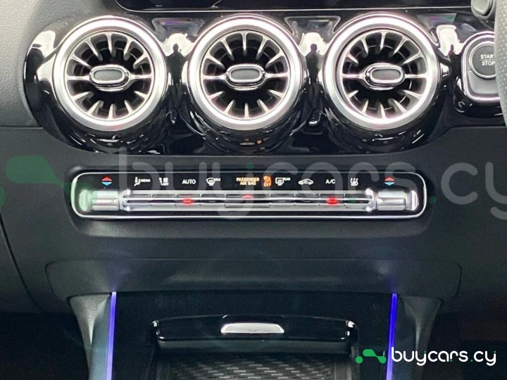 Mercedes EQA Синий