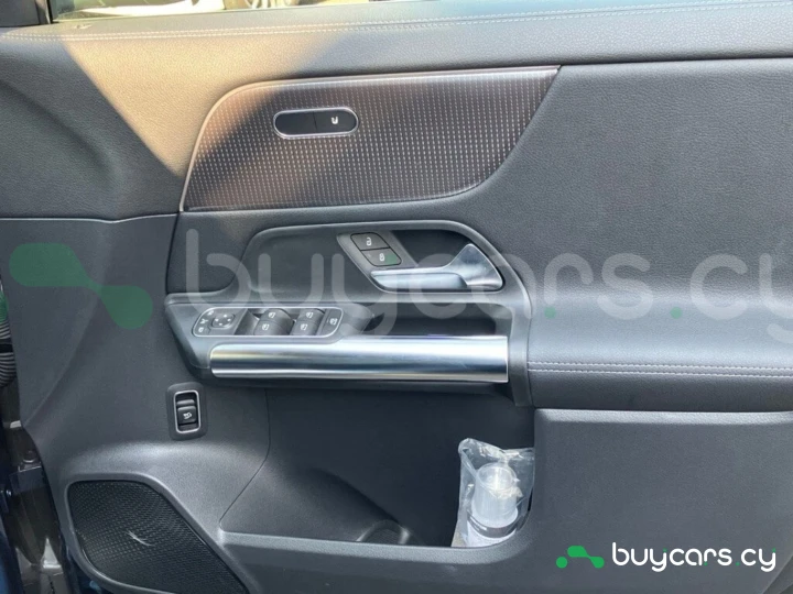 Mercedes EQA Синий