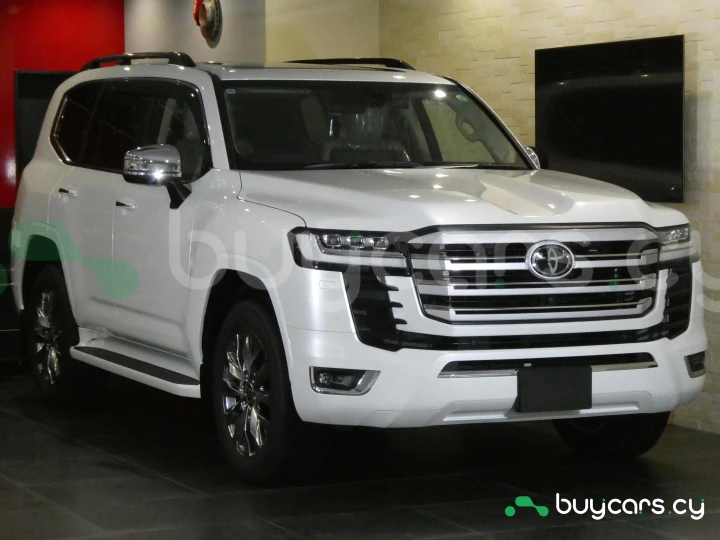 Toyota Land Cruiser 300 Белый