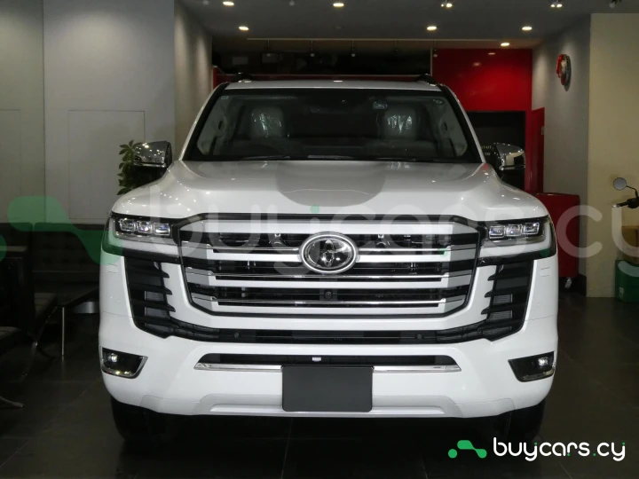 Toyota Land Cruiser 300 Белый