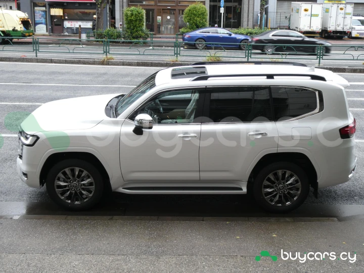 Toyota Land Cruiser 300 Белый