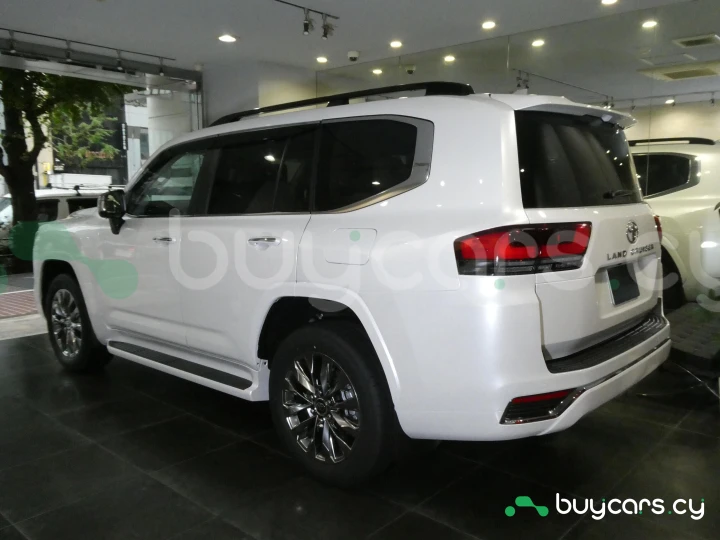 Toyota Land Cruiser 300 Белый