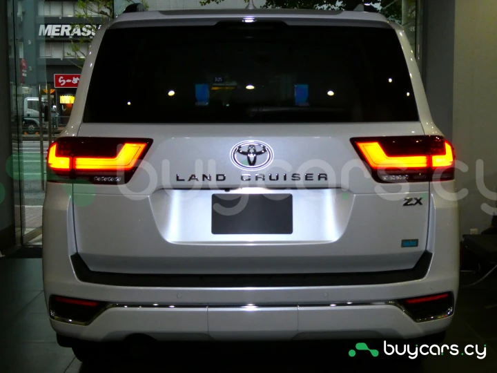 Toyota Land Cruiser 300 Белый