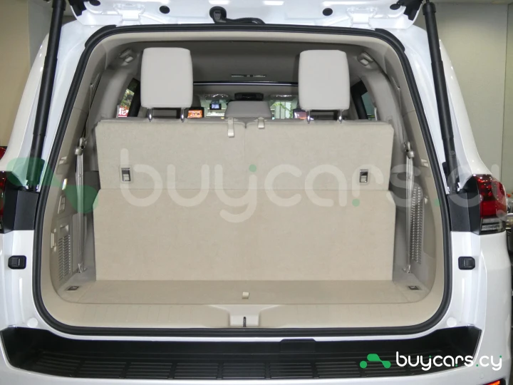 Toyota Land Cruiser 300 Белый