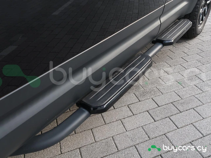 Land Rover Defender Черный