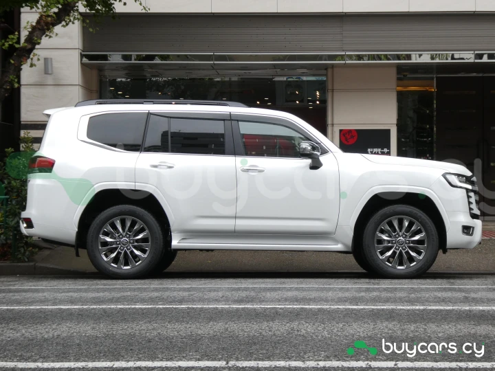 Toyota Land Cruiser 300 Белый