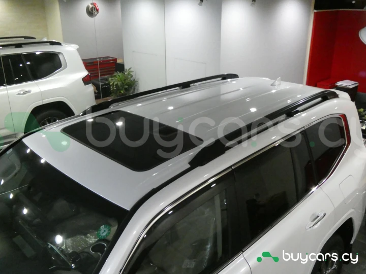 Toyota Land Cruiser 300 Белый