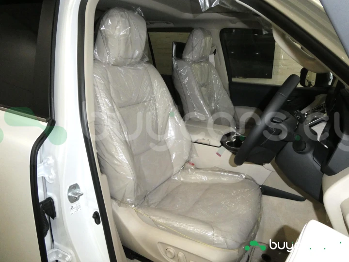 Toyota Land Cruiser 300 Белый