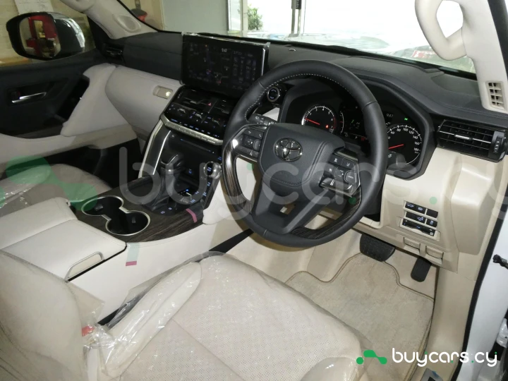 Toyota Land Cruiser 300 Белый