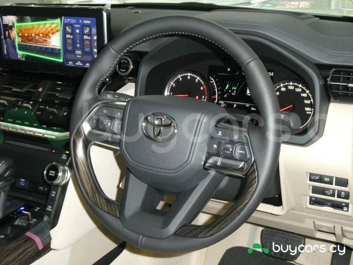 Toyota Land Cruiser 300 Белый