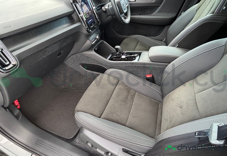 Volvo C40 Серый