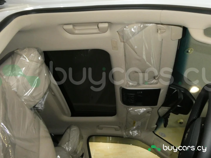 Toyota Land Cruiser 300 Белый