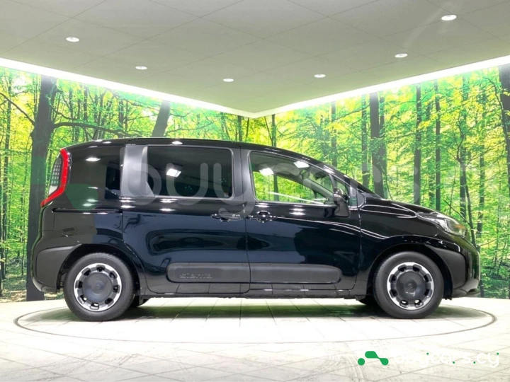 Toyota Sienta Black