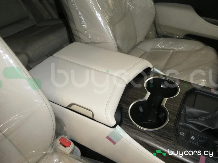 Toyota Land Cruiser 300 Белый