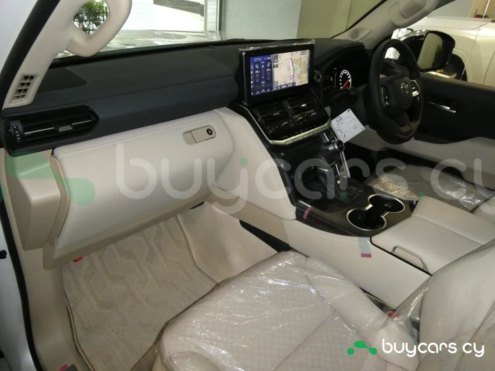 Toyota Land Cruiser 300 Белый