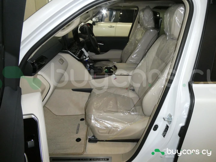Toyota Land Cruiser 300 Белый