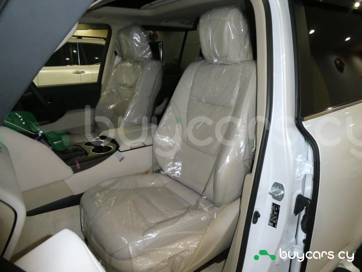 Toyota Land Cruiser 300 Белый