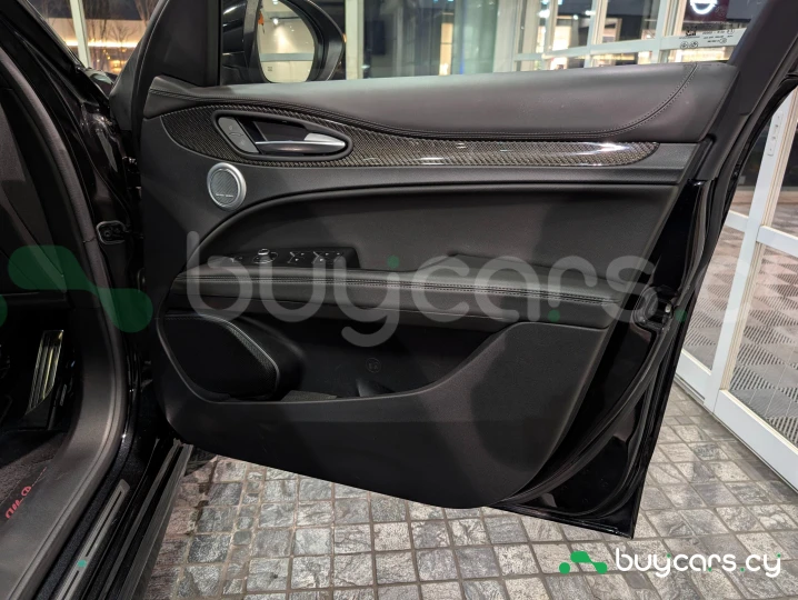 Alfa Romeo Stelvio Black
