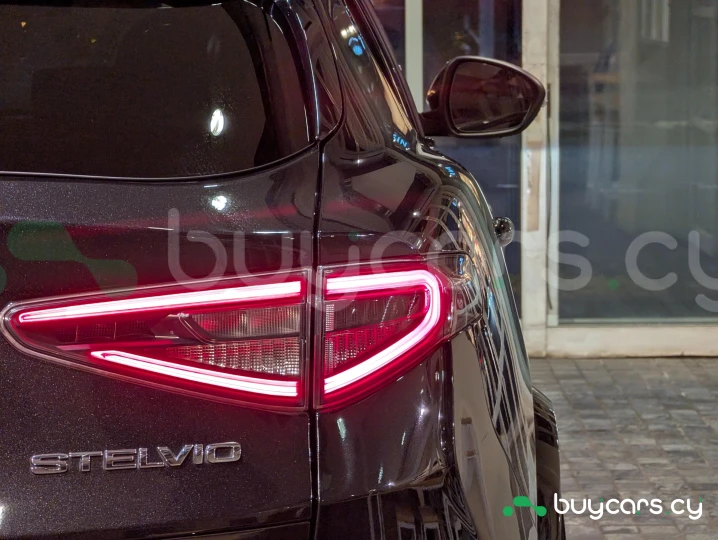 Alfa Romeo Stelvio Black