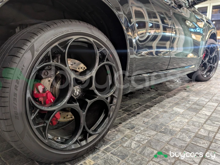 Alfa Romeo Stelvio Black