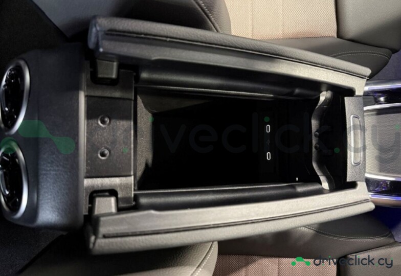 Mercedes EQA Black
