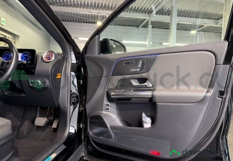 Mercedes EQA Black
