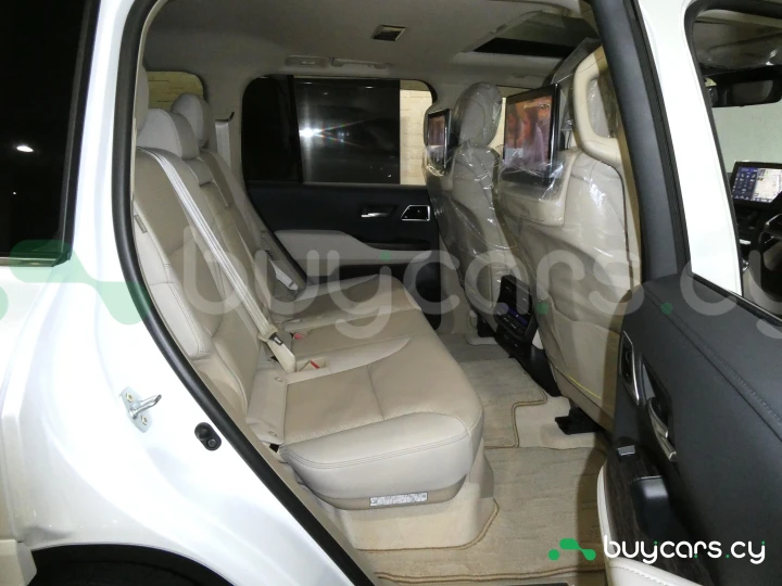 Toyota Land Cruiser 300 Белый