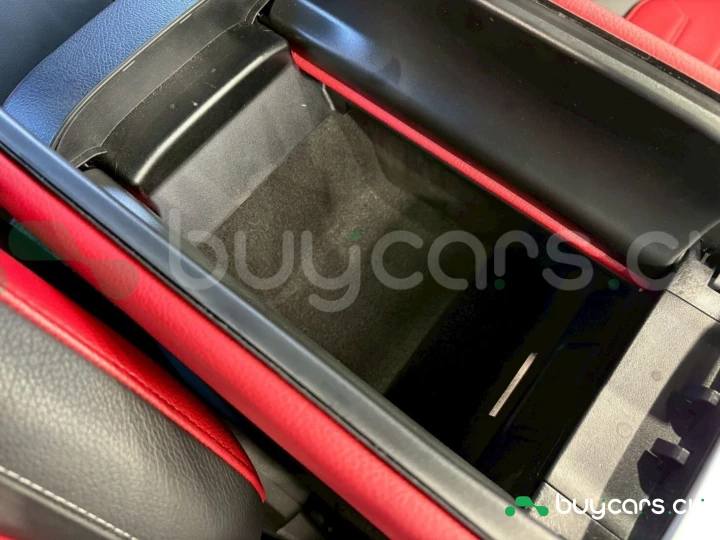 Mercedes C-class Красный