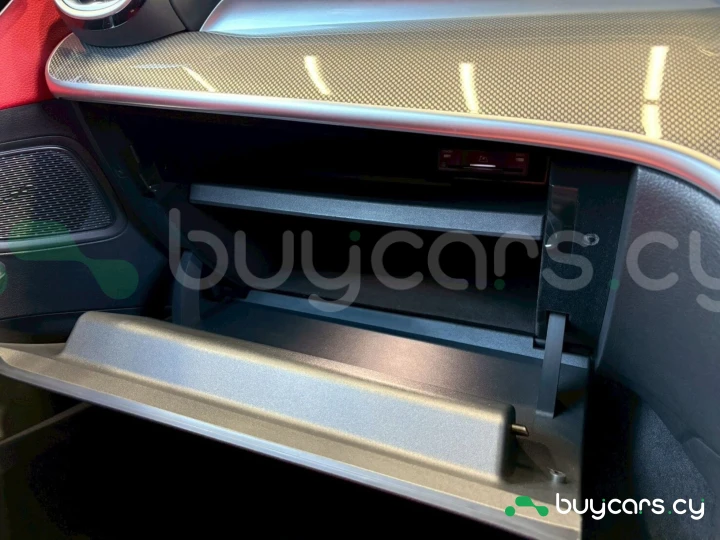 Mercedes C-class Красный