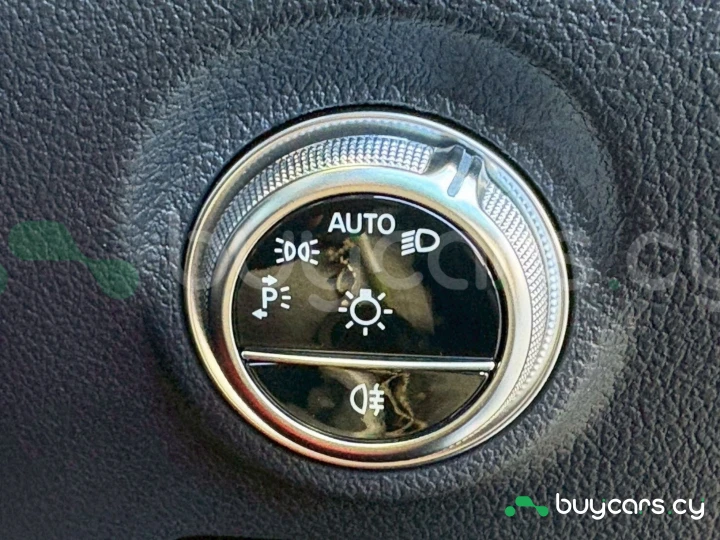 Mercedes C-class Красный