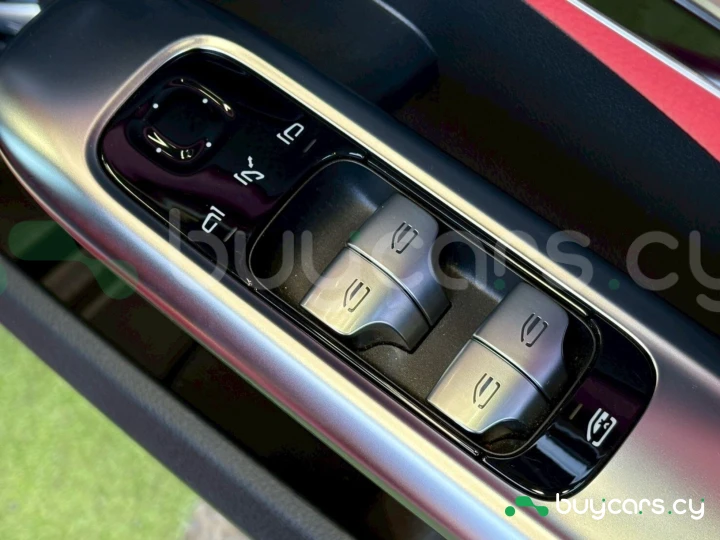 Mercedes C-class Красный