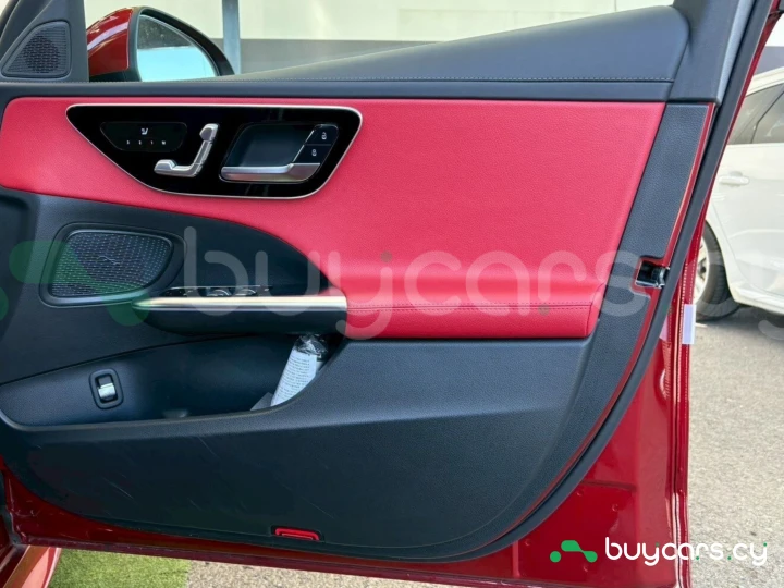 Mercedes C-class Красный