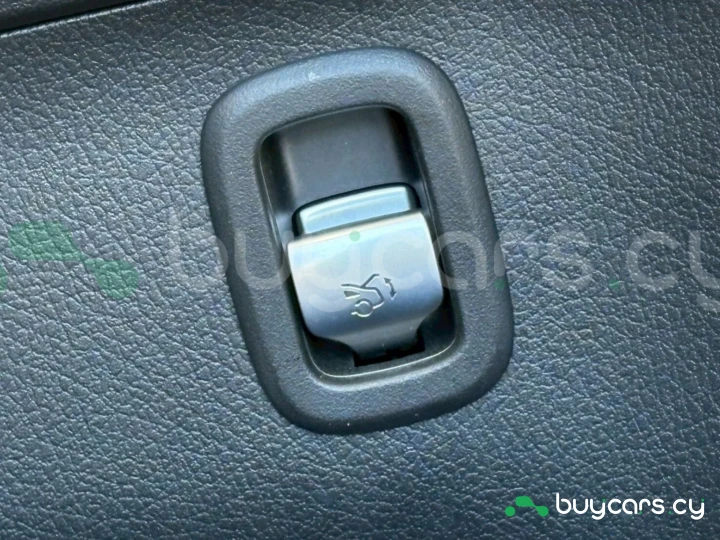 Mercedes C-class Красный