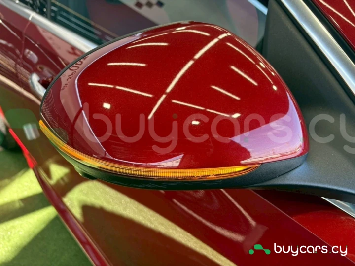 Mercedes C-class Красный