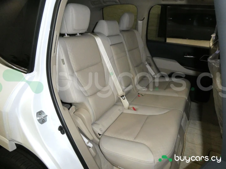 Toyota Land Cruiser 300 Белый