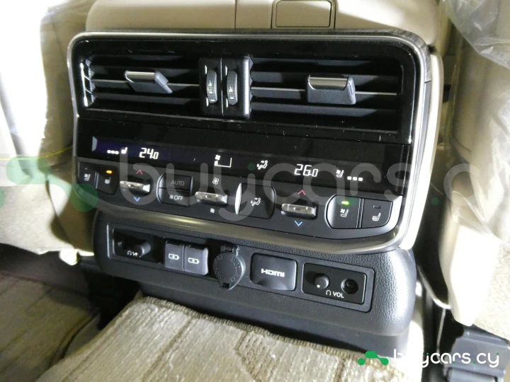 Toyota Land Cruiser 300 Белый